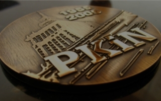 Medal PKiN mosiężny, patynowany, litery z efektem błysku.